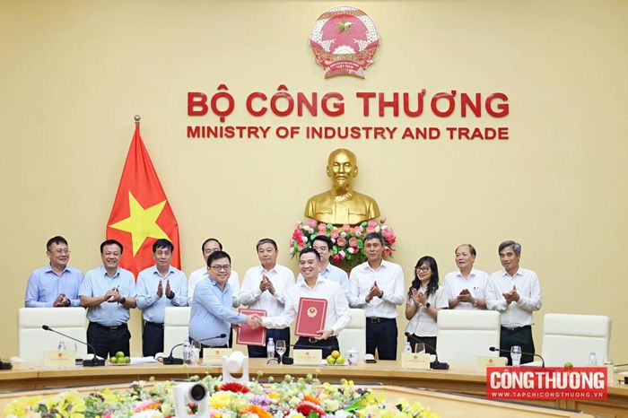 Thứ trưởng Bộ Công Thương Trương Thanh Hoài và Thứ trưởng Bộ Nông nghiệp và Môi trường Đặng Ngọc Điệp thực hiện nghi thức ký biên bản bàn giao