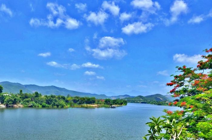 Cùng với hợp tác quốc tế và chuyển đổi công nghệ, Việt Nam đã từng bước hoàn thiện cơ sở pháp lý về bảo vệ tầng ozone, gắn với mục tiêu ứng phó biến đổi khí hậu và phát triển bền vững.