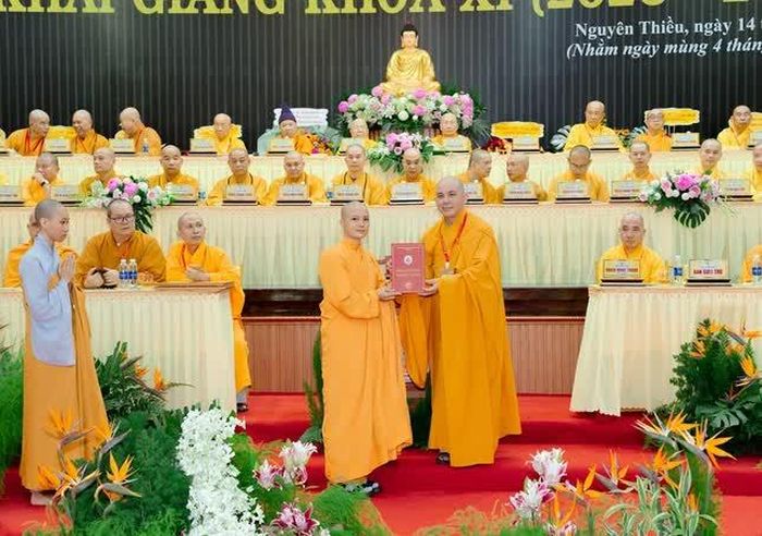 Trao bằng tốt nghiệp