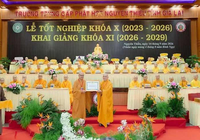 Ban Giám hiệu trường nhận Bằng tuyên dương từ Hội đồng Trị sự