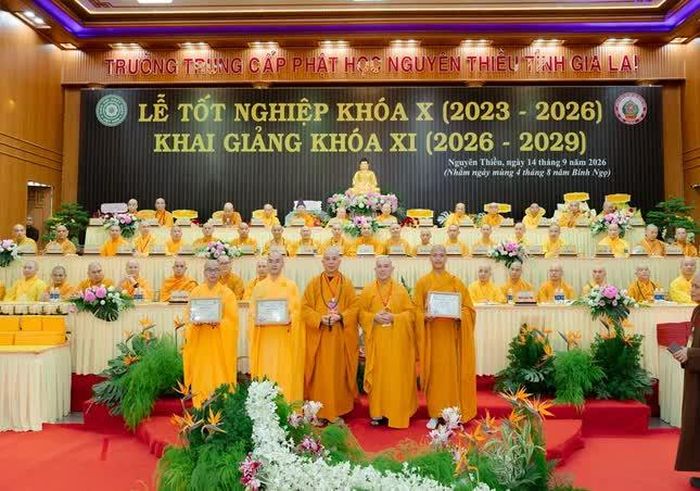 Chư tôn đức trao phần thưởng đến Tăng sinh