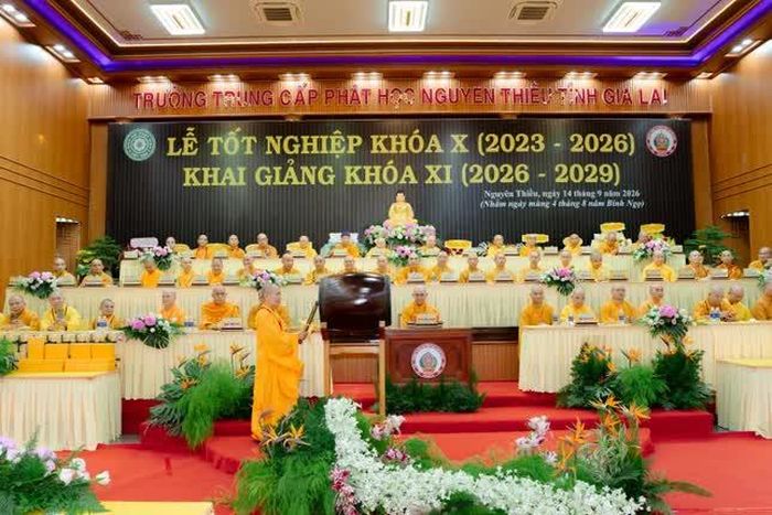  Thượng tọa Thích Quảng Nhơn, Phó Hiệu trưởng trường đánh ba hồi trống, chính thức khai giảng khóa XI 