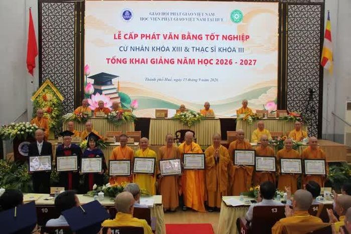 Tập thể và cá nhân Hội đồng Điều hành Học viện nhận Bằng tuyên dương công đức của Trung ương Giáo hội