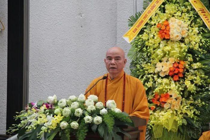 Thượng tọa Thích Nguyên Thành đọc quyết định công nhận Tăng Ni sinh viên khóa XIII tốt nghiệp và học viên thạc sĩ khóa III nhận bằng