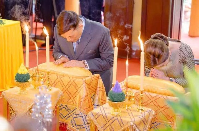 Nhà vua và Hoàng hậu Thái Lan lễ Phật