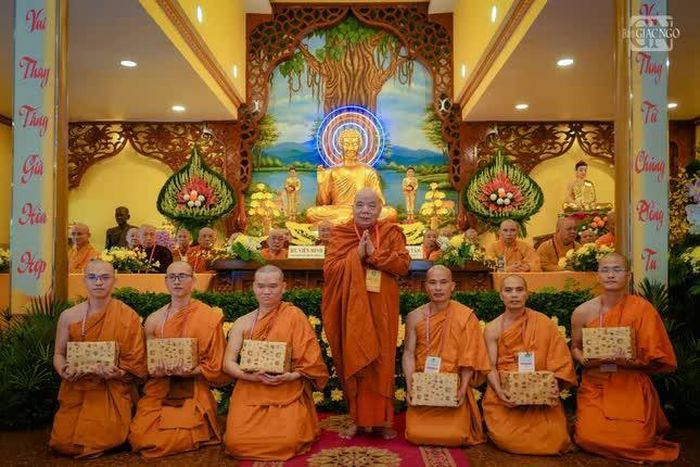 Hòa thượng Thiện Tâm trao quà khen thưởng đến các giới tử có thành tích xuất sắc trong kỳ thi khảo hạch 