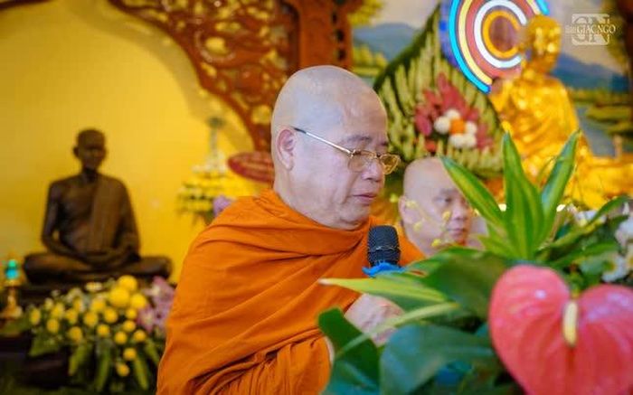 Thượng tọa Minh Hạnh, Trưởng ban Điều hành điểm truyền giới hệ phái Phật giáo Nam tông Kinh phát biểu tại buổi lễ