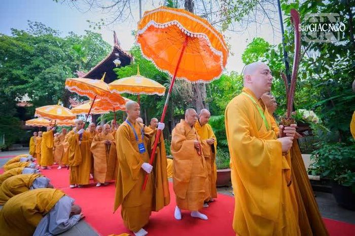 Cung nghinh Hội đồng Thập sư đăng đàn truyền giới