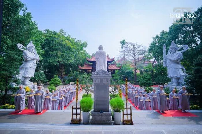 Chư giới tử một lòng cần cầu giới pháp