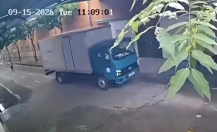Hình ảnh vụ tai nạn được camera an ninh trong công ty ghi lại (Ảnh: MXH).