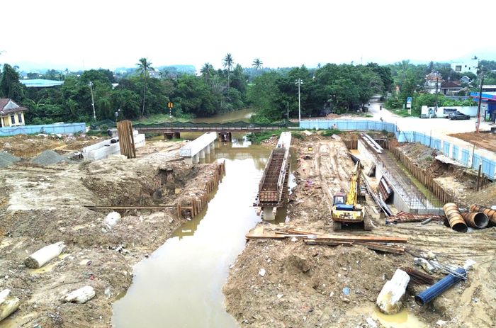 Đặc biệt, lao lắp bản mặt cầu An Ninh Hạ cùng nền mặt đường thảm bê tông nhựa lớp 1 bắt buộc phải hoàn thành trước ngày 30/10 và hoàn thiện toàn bộ công trình trong tháng 12/2026.