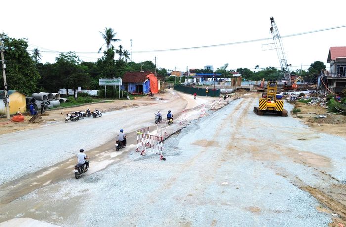 Chủ đầu tư dự án lưu ý, thi công trong mùa mưa lũ phải bảo đảm an toàn giao thông. Cụ thể, tổ chức thi công cuốn chiếu, lắp đặt rào chắn, biển báo, đèn cảnh báo, dây phản quang tại các hố đào cống dọc. Đặc biệt, bố trí đèn chiếu sáng tạm thời tại cầu tạm An Ninh Hạ và các nút giao thiếu đèn đường.
