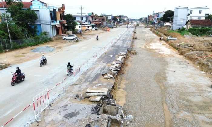 Nguyên nhân chủ yếu do năng lực tài chính của hai nhà thầu yếu, dẫn đến không huy động đủ vật tư, máy móc và nhân công ra công trường để thi công theo tiến độ cam kết.