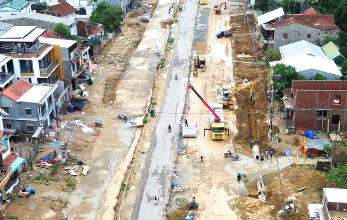Theo thông báo kết luận của cuộc họp về tiến độ dự án mở rộng đường Nguyễn Hoàng, ông Hoàng Hải Minh, Phó chủ tịch UBND TP Huế yêu cầu nhà thầu khẩn trương rà soát, bố trí đầy đủ nhân lực, máy móc, phương tiện, vật liệu để tổ chức thi công liên tục theo kế hoạch.