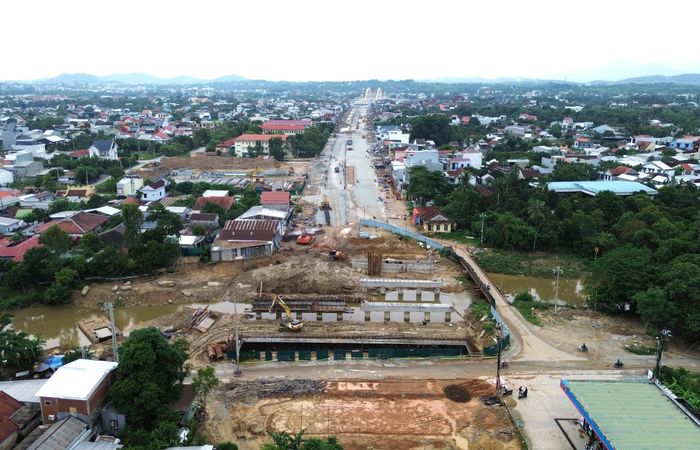 Trao đổi với PV, ông Phạm Văn Hiền, Chỉ huy trưởng Công ty Cổ phần Tập đoàn Thắng Lợi nhà thầu thi công dự án cho biết, quá trình thi công gặp một số vướng, đến nay nhà thầu đang tập trung nhân lực, thiết bị để đẩy nhanh tiến độ theo kế hoạch đã cam kết. Dự kiến cuối năm 2026 sẽ hoàn thành toàn bộ dự án.
