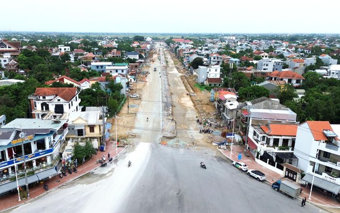 Theo ông Nguyễn Đình Quyền, Phó giám đốc Ban QLDA Đầu tư xây dựng công trình giao thông TP Huế cho hay, dự án có hợp đồng 365 ngày, thời gian hoàn thành toàn bộ công trình 270 ngày và dự kiến hoàn thành trong tháng 10/2026. Tuy nhiên, đến nay tiến độ các hạng mục chính như nền mặt đường, lao lắp cầu An Ninh Hạ… đã bị chậm từ 30-40 ngày.