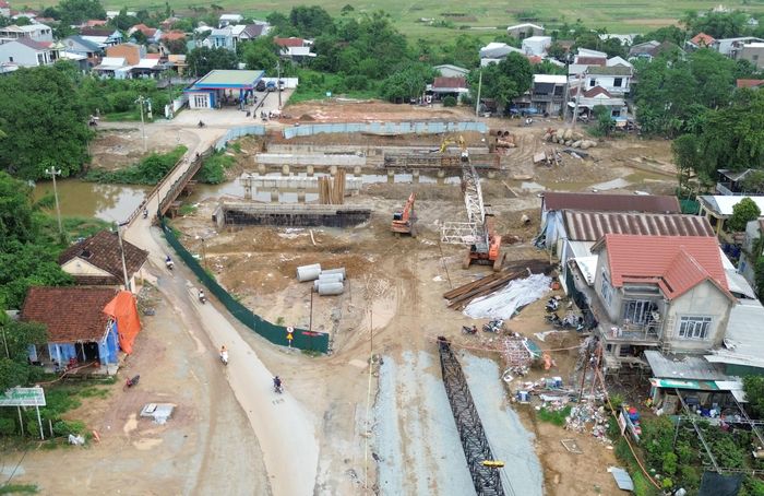 Cụ thể, xử phạt Công ty Cổ phần Tập đoàn Thắng Lợi tổng cộng 200 triệu đồng, trong đó 100 triệu đồng do vi phạm về bố trí nhân sự, thiết bị và 100 triệu đồng do chậm tiến độ; Xử phạt Công ty Cổ phần Đầu tư và Xây dựng An Thuận 100 triệu đồng do vi phạm chậm tiến độ chi tiết.