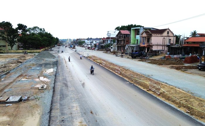 Dọc tuyến mới thảm được một đoạn bê tông nhựa dài khoảng 250m ở phía trái tuyến. Phần cầu An Ninh Hạ nhà thầu mới hoàn thành cọc khoan nhồi và đang thi công mố, trụ...