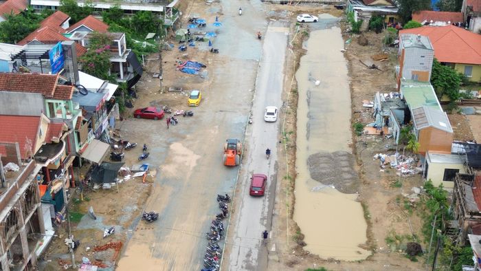 Đại diện Ban QLDA Đầu tư xây dựng công trình giao thông TP Huế nhấn mạnh, chủ đầu tư sẽ liên tục giám sát và đôn đốc công trường. Nếu đến mốc ngày 30/10 mà liên danh nhà thầu vẫn tiếp tục không hoàn thành các hạng mục chính, chủ đầu tư sẽ kiên quyết xử lý nghiêm, bao gồm việc bổ sung nhà thầu phụ hoặc xem xét chấm dứt hợp đồng thi công.