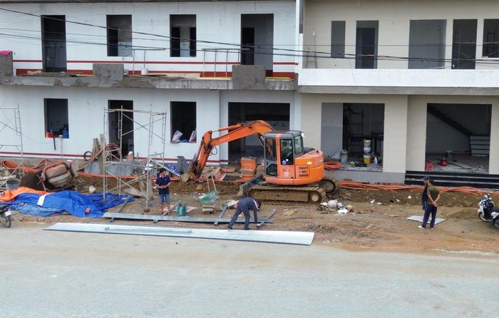 Theo ông Nguyễn Đình Quyền, sau khi bị xử phạt, các nhà thầu phải trình bảng cam kết tiến độ chi tiết. Cụ thể, hệ thống thoát nước dọc phải hoàn thành trước ngày 30/9; vỉa hè, bó hè hoàn thành trước 15/10; hệ thống chiếu sáng xong trước 20/10.