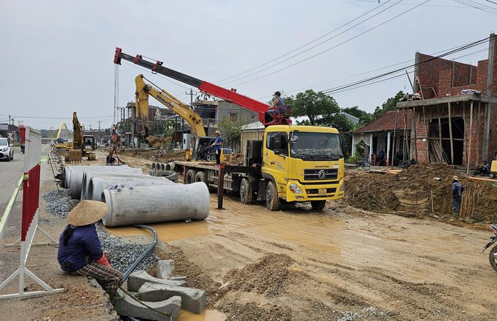 Đại diện Ban QLDA Đầu tư xây dựng công trình giao thông TP Huế, chủ đầu tư đã tổ chức nhiều cuộc họp, làm việc với nhà thầu để nhắc nhở và đôn đốc tiến độ. Tuy nhiên, tình trạng chậm trễ kéo dài khiến chủ đầu tư đã ban hành các quyết định xử phạt vi phạm hợp đồng đối với các nhà thầu.