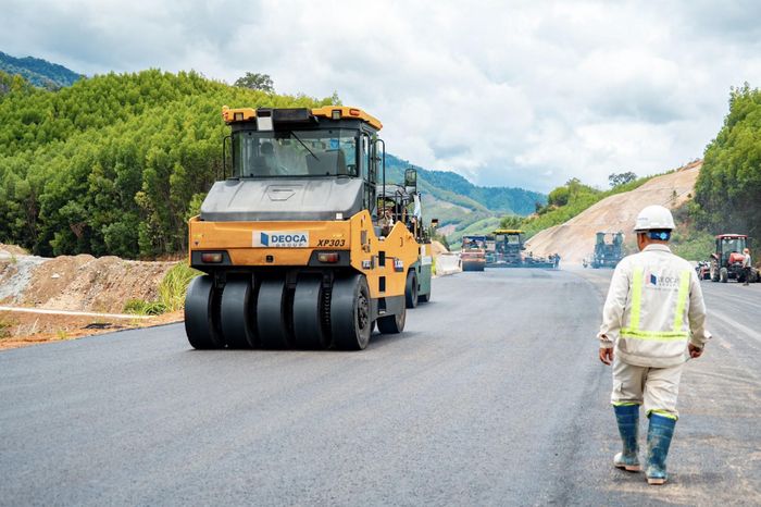 Theo hợp đồng, gói thầu XL01 hoàn thành vào tháng 6/2027, tuy nhiên, Ban QLDA Đường sắt (Bộ Xây dựng) đặt mục tiêu thông xe trước ngày 31/12, rút ngắn 6 tháng so với hợp đồng. Đáp ứng mục tiêu này, toàn gói thầu huy động gần 600 nhân sự làm việc 3 ca 4 kíp. iêng hầm Phượng Hoàng nhà thầu tổ chức thi công liên tục 24/24h không nghỉ.