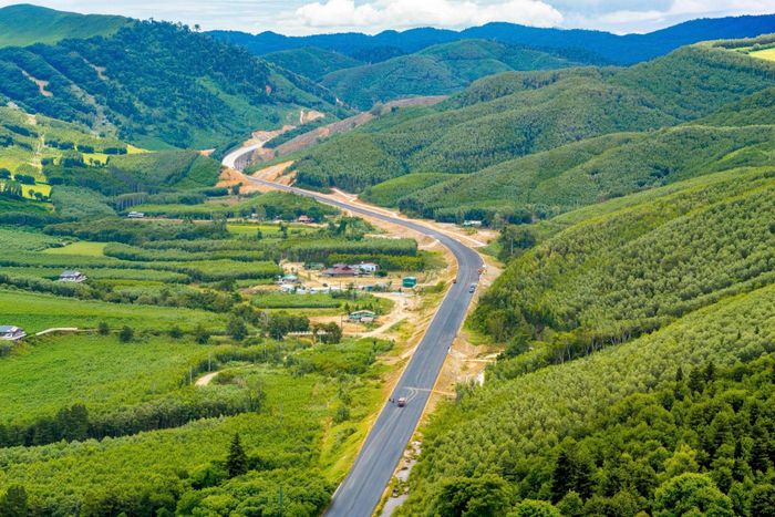Khi hoàn thành, cao tốc Khánh Hòa - Buôn Ma Thuột trở thành trục huyết mạch “nối rừng và biển”, rút ngắn thời gian di chuyển, mở thêm không gian phát triển, tăng cường kết nối giữa Tây Nguyên và Nam Trung Bộ.