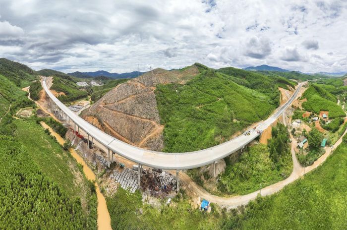 Phạm vi gói thầu XL01 còn có 10 cây cầu. Ông Phạm Văn Hùng - Phó tổng giám đốc Tập đoàn Đèo Cả cho biết, theo kế hoạch đến ngày 30/10, toàn bộ phần đường và phần cầu sẽ cơ bản hoàn thiện.