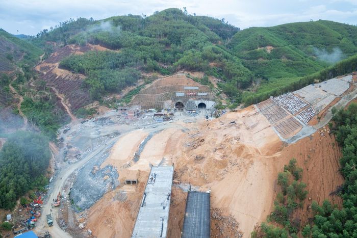 Cùng phần xây dựng, hệ thống cơ điện, giao thông thông minh, hệ thống giám sát, điều khiển và trung tâm điều hành hầm Phượng Hoàng được nhà thầu triển khai đồng bộ để phục vụ công tác quản lý, vận hành công trình.