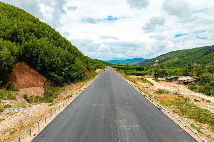 Hiện, phần đường dài hơn 4km đã hoàn thành thảm bê tông nhựa, công tác rào lưới an toàn và hàng rào hộ lan cùng các hạng mục an toàn giao thông khác được triển khai đồng thời.