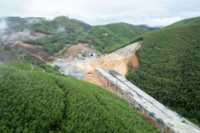 Gói thầu XL01 có hầm Phượng Hoàng dài 1,7km là hầm cấp đặc biệt và dài nhất trong tổng số 4 hầm trên toàn tuyến. Đến nay, cả hai ống hầm đều đã được đào thông, nhà thầu đang thi công bê tông vỏ hầm, bê tông mặt đường…