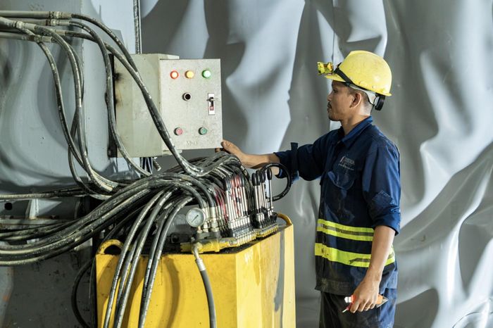 Quá trình đào hầm Phượng Hoàng gặp nhiều thách thức do địa chất phức tạp, nguồn điện yếu buộc nhà thầu phải sử dụng máy phát điện công suất lớn phục vụ công tác đào, thi công hầm.