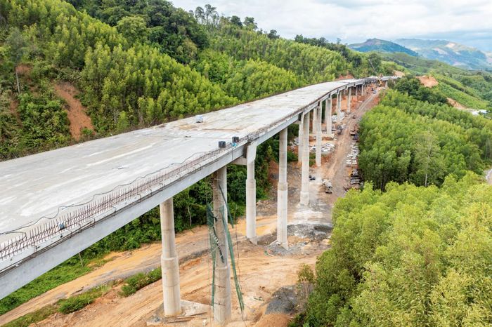 Cầu Cư San 9 là 1 trong 4 cây cầu cấp I tại gói thầu với chiều dài 756m, trụ cao 42m đã hoàn thành lao lắp dầm, nhà thầu đang thi công hoàn thiện bản mặt cầu. 
