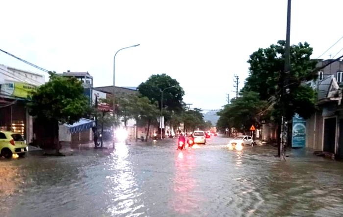 Mưa lớn rạng sáng 16/9 khiến nhiều tuyến phố trung tâm Hải Phòng ngập cục bộ.