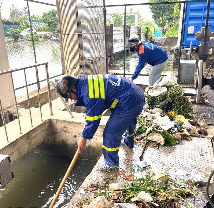 Công nhân Công ty TNHH MTV Thoát nước Hải Phòng khơi thông dòng chảy, thu gom rác tại hệ thống thoát nước trong sáng 16/9.