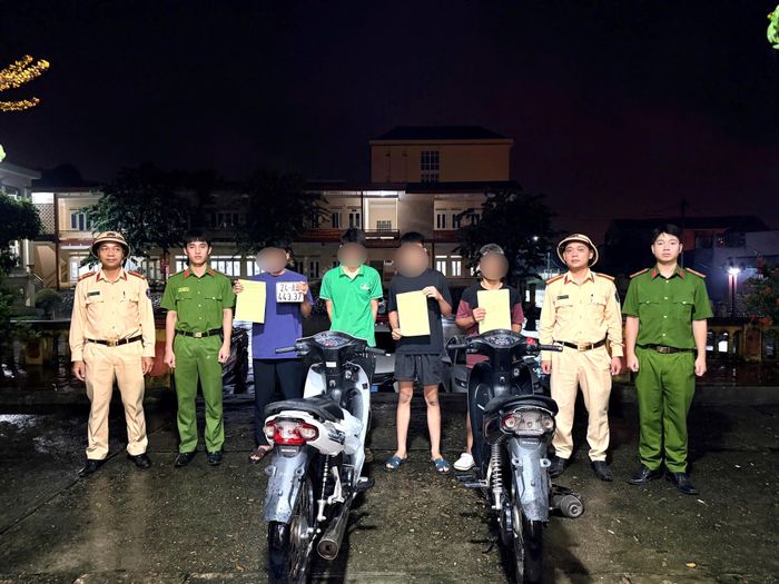 Đội CSGT đường bộ số 3, Phòng CSGT Công an tỉnh Lào Cai phối hợp với Công an phường Yên Bái lập biên bản xử lý các đối tượng theo quy định của pháp luật.