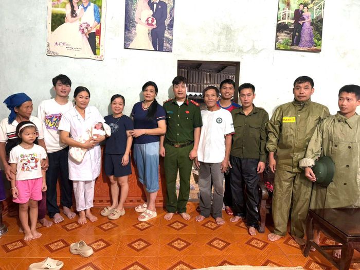 Ngay sau khi tiếp cận, lực lượng chức năng đã đỡ đẻ cho sản phụ thành công. (Ảnh: CATH).