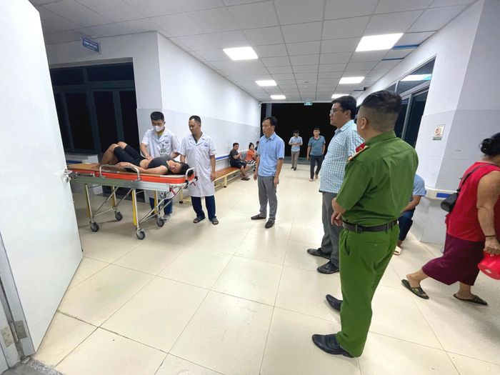 Chị S được các y bác sĩ thăm khám, kiểm tra sức khỏe. (Ảnh I.T).