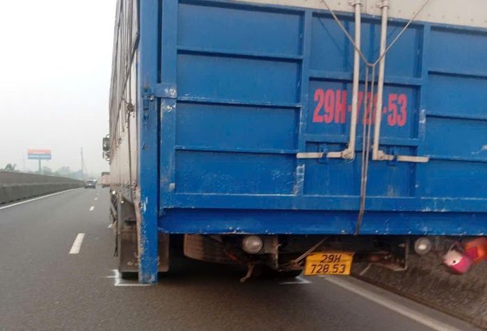 Xe tải tại hiện trường tai nạn.
