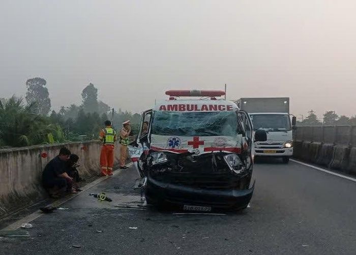 Phần đầu xe cứu thương móp méo, biến dạng hoàn toàn sau va chạm với xe tải. (Ảnh: Đội tuần đường cao tốc)