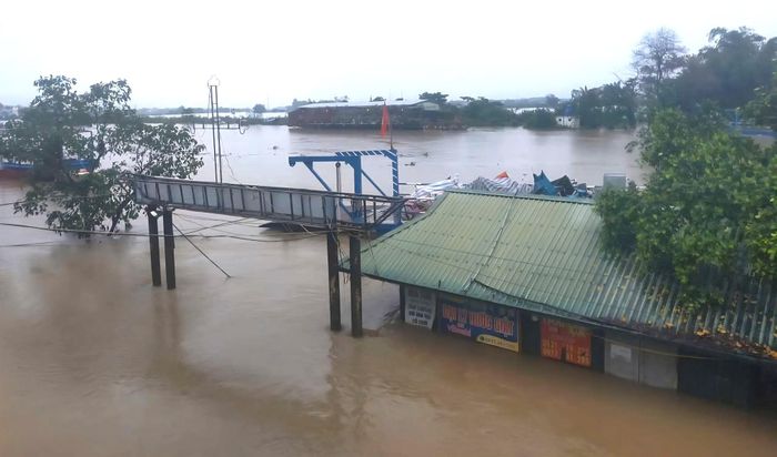 Mưa lớn kéo dài, hàng nghìn hộ dân bị ảnh hưởng.