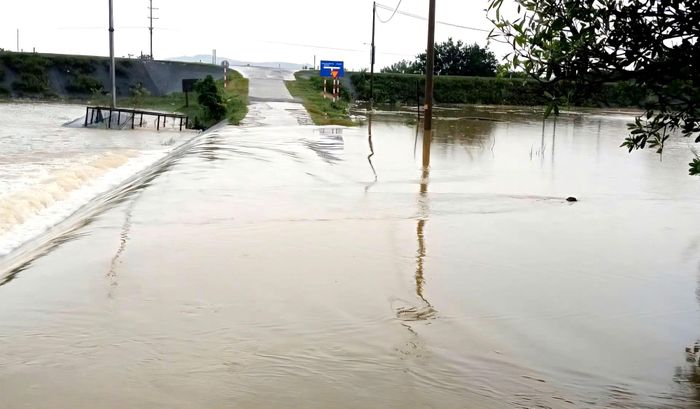 Mưa lớn kéo dài khiến nhiều khu vực xã Gia Viễn, tỉnh Ninh Bình ngập sâu, giao thông chia cắt, ảnh hưởng đời sống người dân.