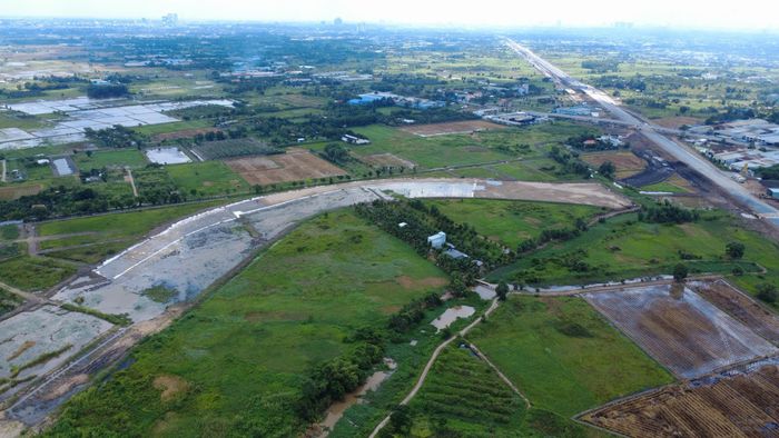 Tại điểm đầu dự án, nơi kết nối với Vành đai 3 TP.HCM (thuộc xã Phú Hòa Đông, TP.HCM), công nhân cùng máy móc được huy động, khẩn trương san lấp mặt bằng.