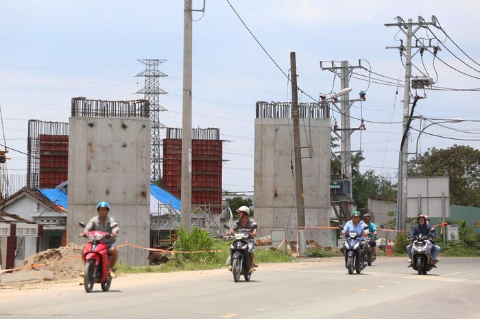 Cách đó không xa, tại công trường gói thầu XL02 xây dựng cầu vượt tỉnh lộ 8 thuộc dự án thành phần 2, các trụ cầu đã được thi công, hiện rõ trên công trường.