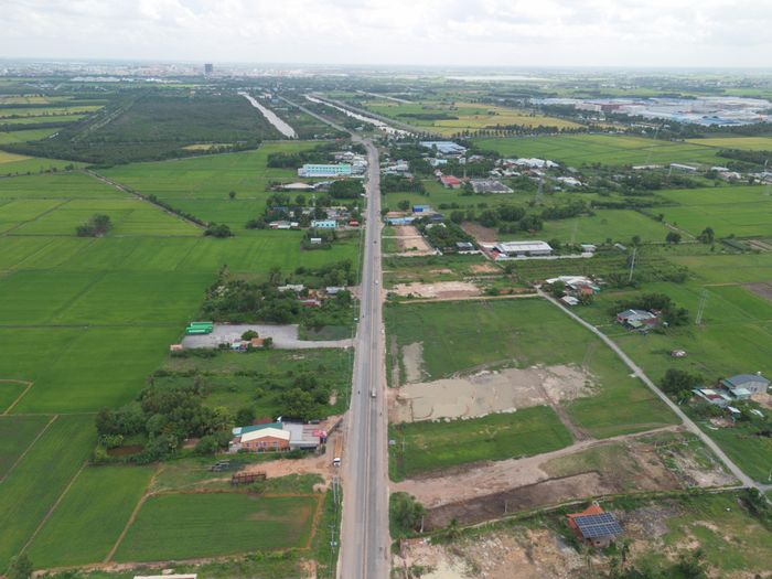 Dự án cao tốc TP.HCM - Mộc Bài do Ban Quản lý dự án đầu tư xây dựng các công trình giao thông TP.HCM làm chủ đầu tư, được Thủ tướng Chính phủ phê duyệt vào tháng 8/2024. Tuyến có tổng chiều dài 51km, trong đó đoạn qua TP.HCM dài 24,7km và đoạn qua tỉnh Tây Ninh dài 26,3km, được đầu tư với quy mô 4 làn xe cao tốc. (Trong ảnh là điểm cuối của dự án, giao với quốc lộ 22 tại xã Bến Cầu, tỉnh Tây Ninh).