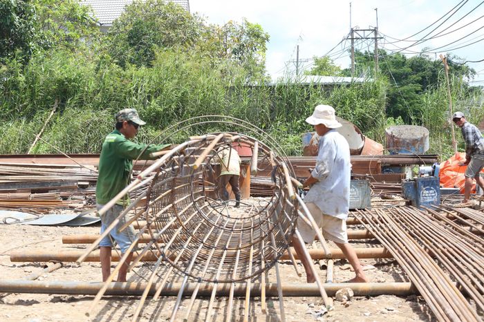 Để chuẩn bị cho các công đoạn tiếp theo, nhà thầu đã tập kết nhiều phương tiện, thiết bị, sẵn sàng thi công cọc khoan nhồi cho cầu bắc qua nhánh kênh Xáng (xã Phú Hòa Đông).