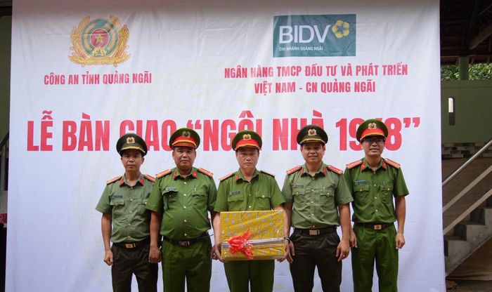 Công an xã Minh Long tặng quà, chúc mừng gia đình thiếu tá Đinh Văn Ngày trong dịp nhận nhà mới.