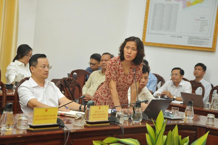 Bà Phạm Thị Huệ Linh trình bày dự thảo quy hoạch.