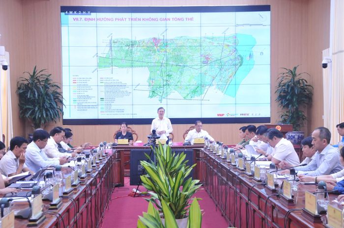 Ông Trương Cảnh Tuyên, Chủ tịch UBND TP Cần Thơ chủ trị hội nghị sáng 16/9.