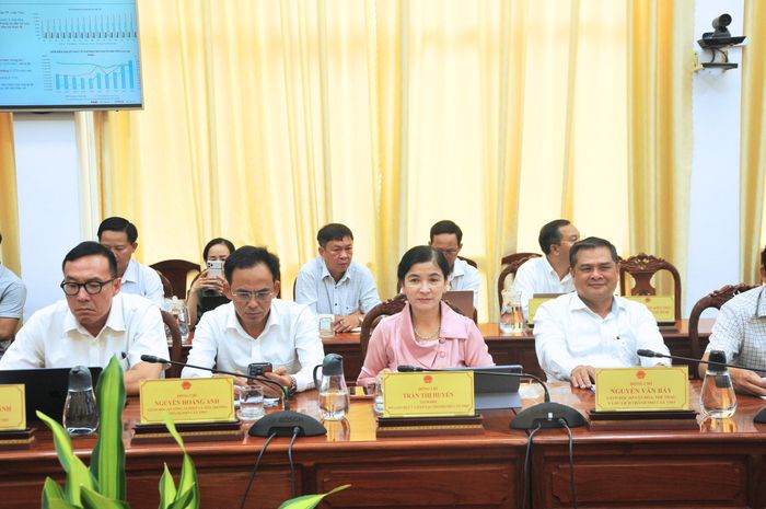 Các đại biểu tham gia cuộc họp.